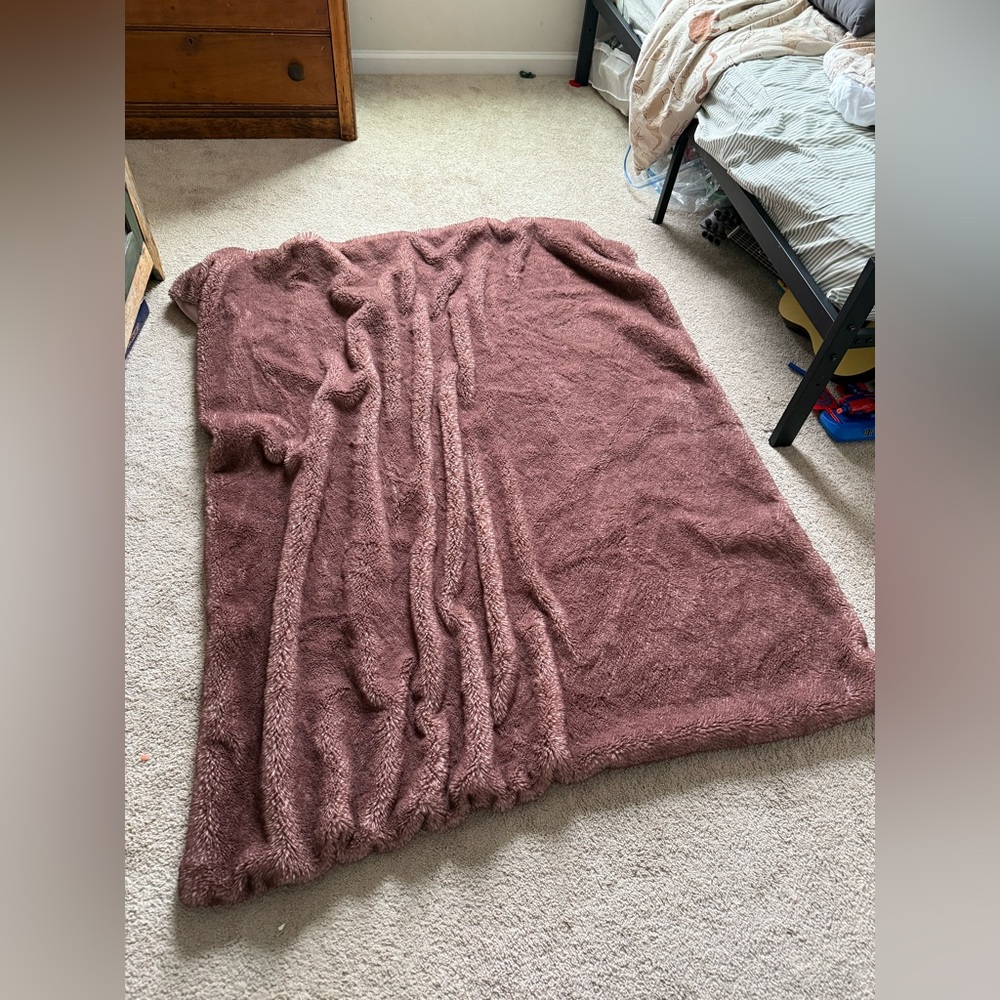 Anthropologie Mauve Aleksi Faux Fur Throw Blanket